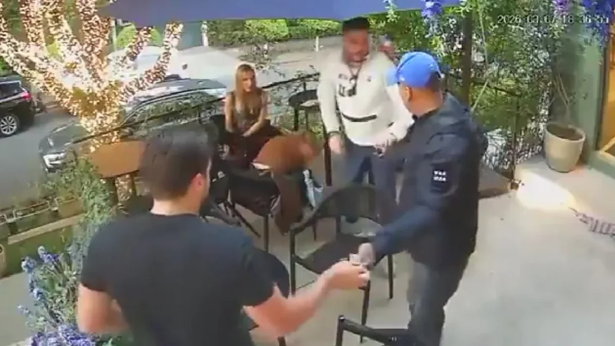 Con pistola en mano y en segundos, un sujeto asaltó a los comensales de una cafetería en la zona exclusiva de Lomas de Chapultepec.