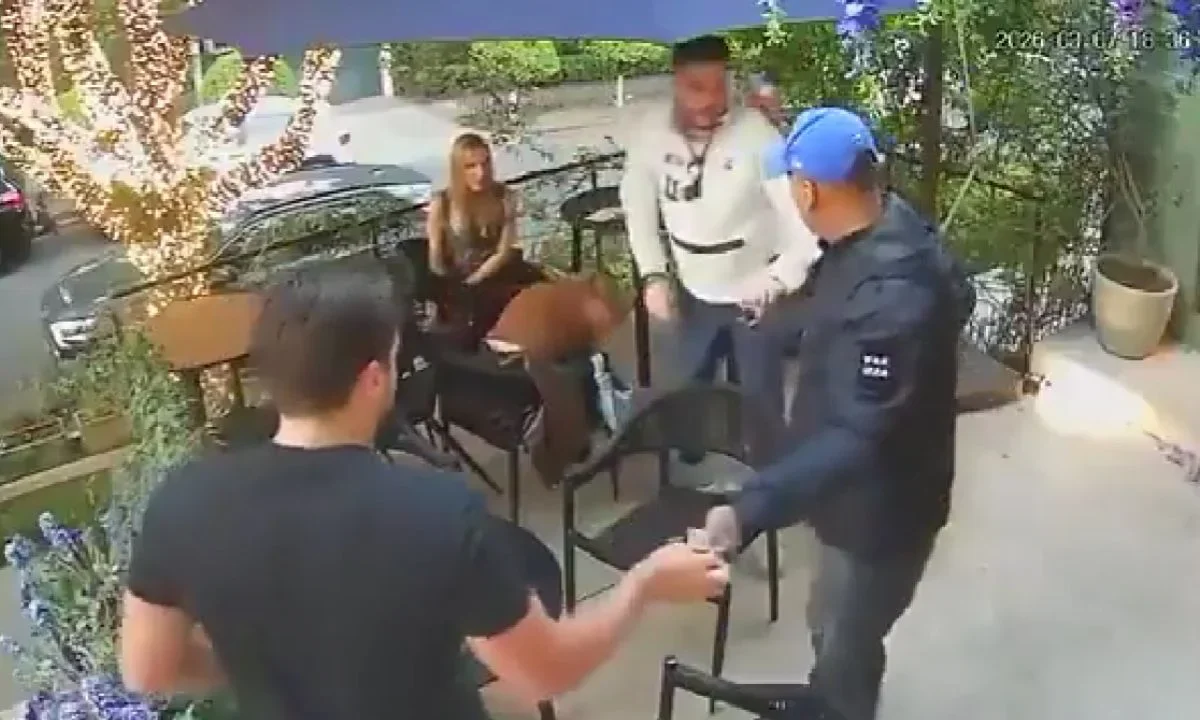 Con pistola en mano y en segundos, un sujeto asaltó a los comensales de una cafetería en la zona exclusiva de Lomas de Chapultepec.