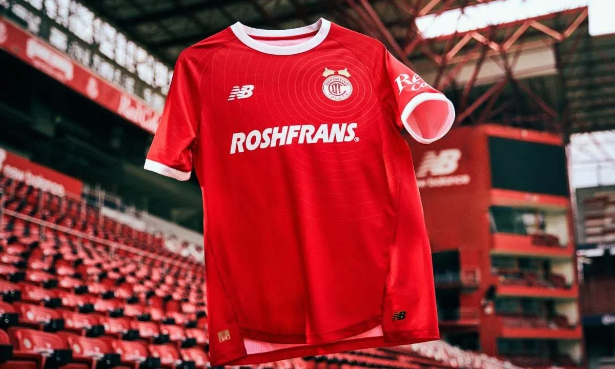 Los Diablos Rojos del Toluca presentan un jersey para conmemorar el bicampeonato.