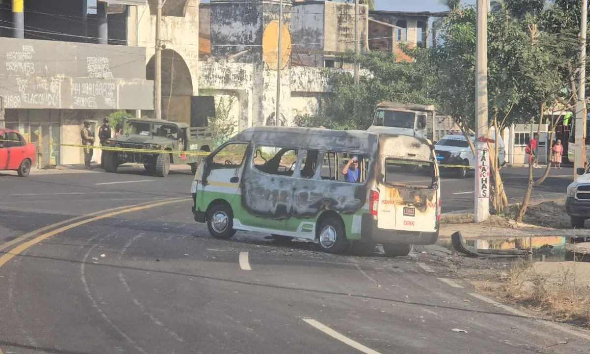 En pleno puente, incendian unidad de transporte Urvan en Acapulco; chofer muere calcinado y reportan pasajeros heridos.