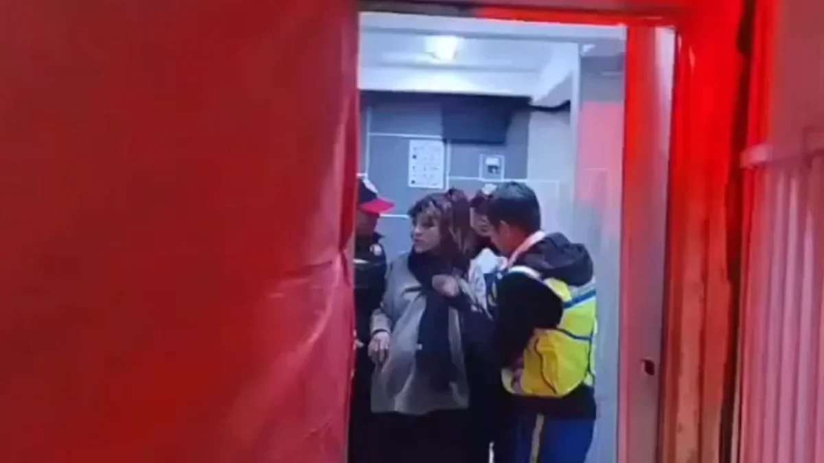 Policías de la PBI y paramédicos del ERUM auxiliaron a una mujer de 38 semanas de embarazo en el CETRAM Indios Verdes, garantizando su traslado seguro a un hospital.