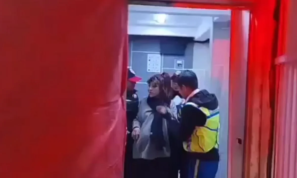 Policías de la PBI y paramédicos del ERUM auxiliaron a una mujer de 38 semanas de embarazo en el CETRAM Indios Verdes, garantizando su traslado seguro a un hospital.