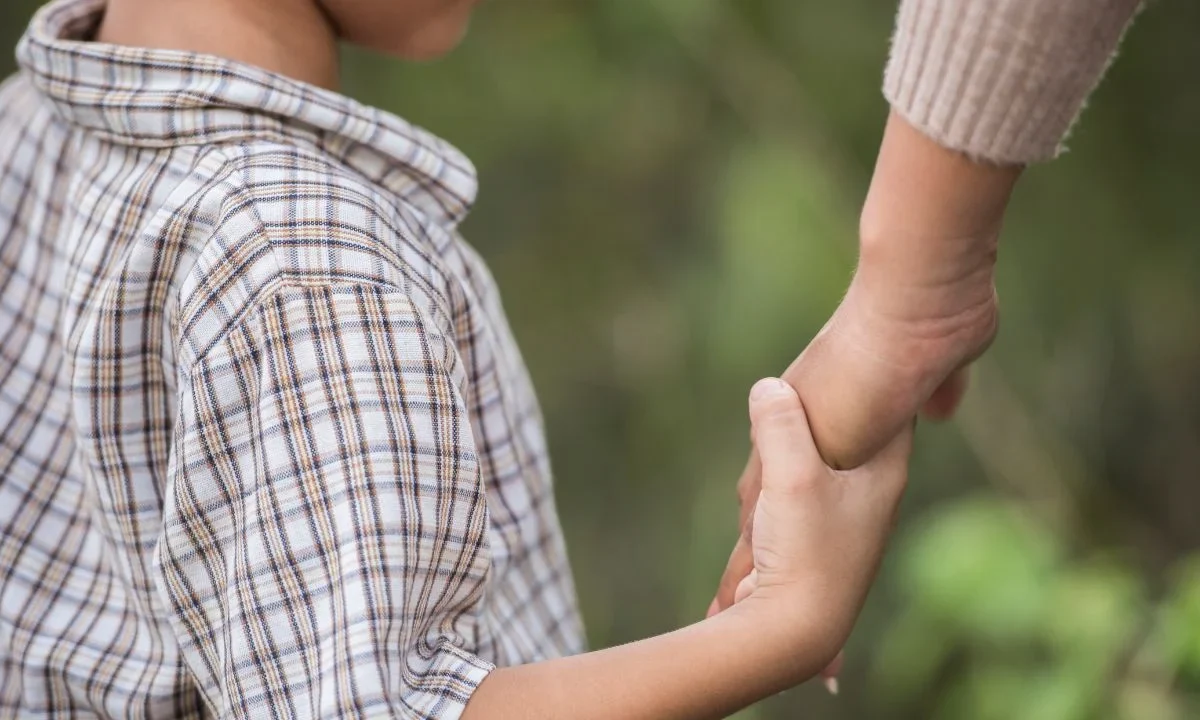 Conoce quienes son candidatos para iniciar un proceso de adopción en México y qué requisitos necesitan para dar hogar y familiar a menores.