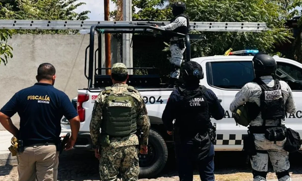 Elementos de la Fiscalía General del Estado de Michoacán y fuerzas federales retiraron 14 cámaras de videovigilancia instaladas de forma clandestina como parte de un operativo contra estructuras delictivas en la entidad.