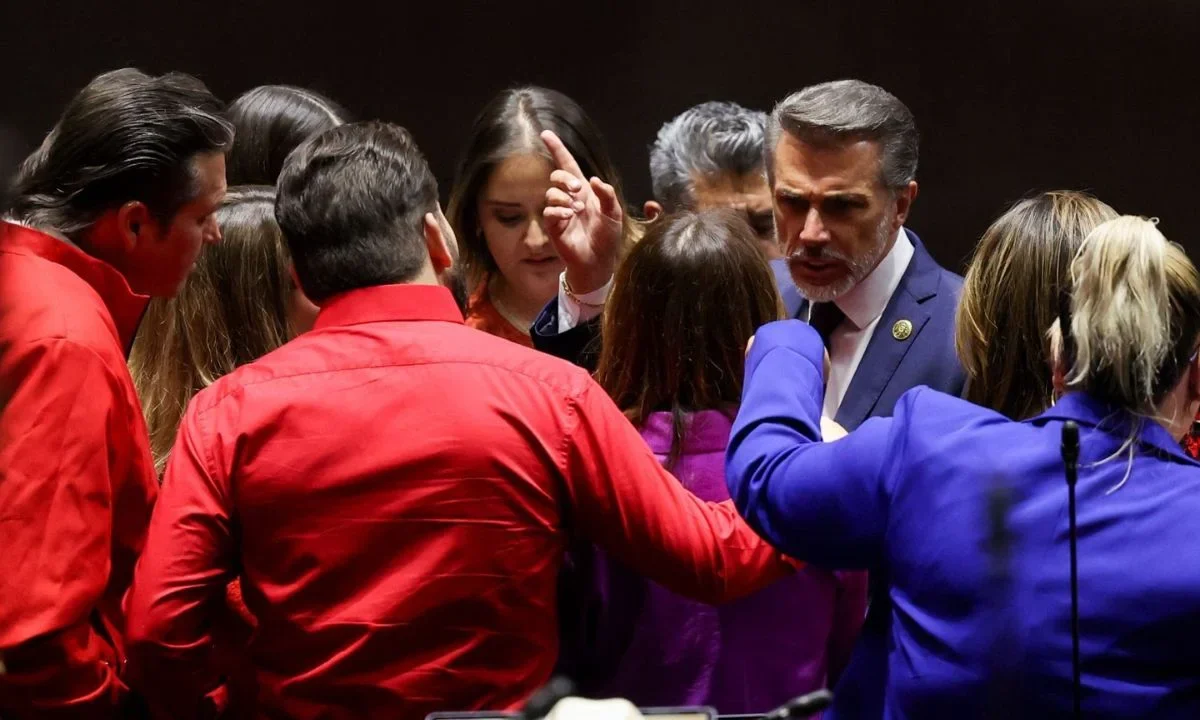 Tras caso Mayer, diputados de Morena, propusieron negar licencia a legisladores que la soliciten por carácter recreativo o de entretenimiento.