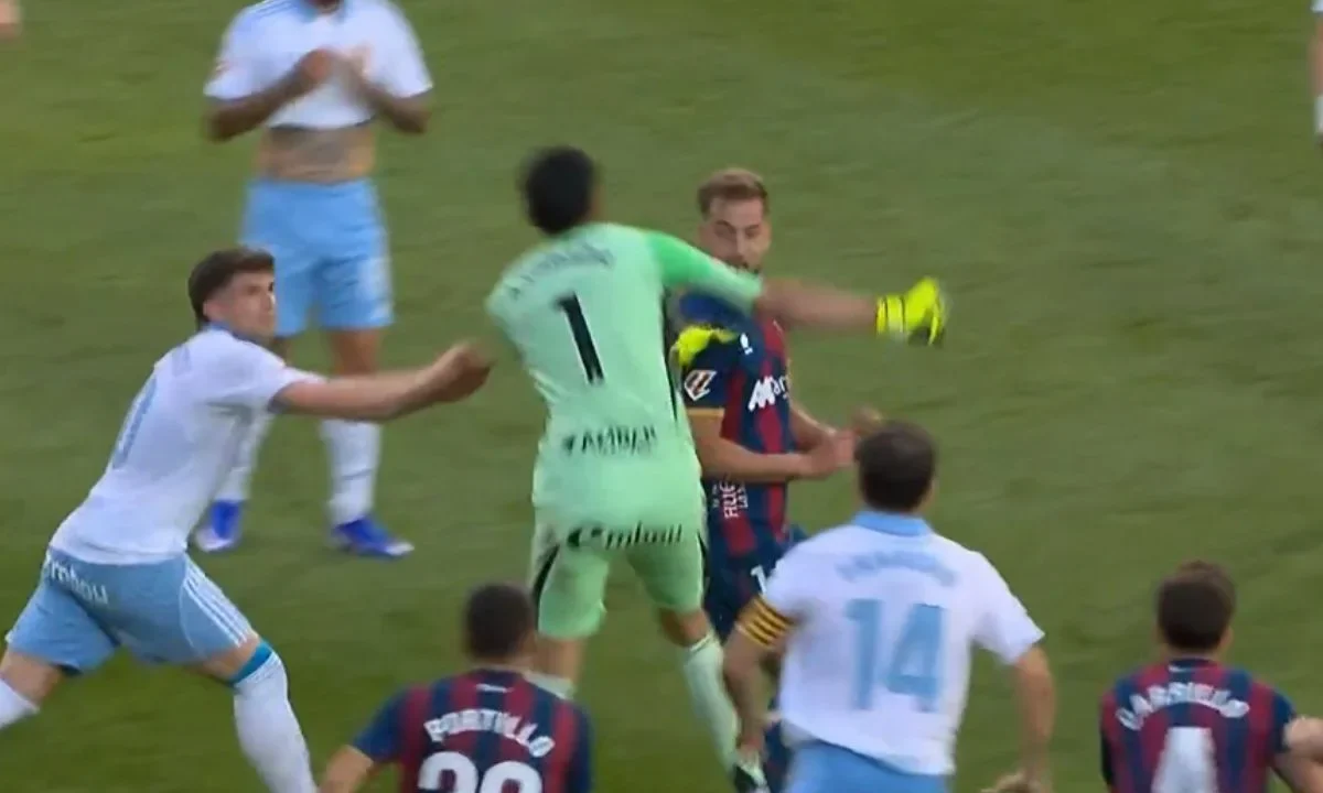 Esteban Andrada, exportero de Rayados, propinó un puñetazo al rostro de un rival en el duelo Huesca contra Real Zaragoza en España.