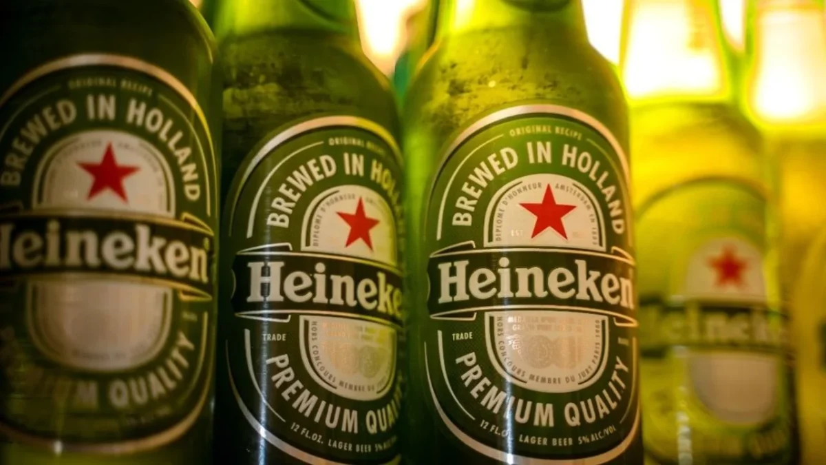 La neerlandesa Heineken reportó este jueves un retroceso de 0.8% en sus ventas de cerveza en el primer trimestre.