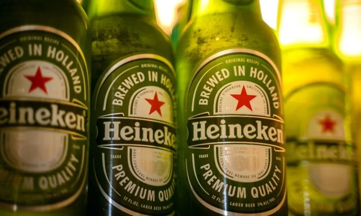 La neerlandesa Heineken reportó este jueves un retroceso de 0.8% en sus ventas de cerveza en el primer trimestre.