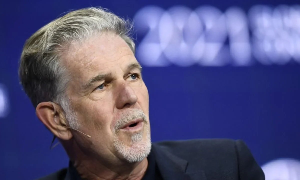 Las acciones de Netflix cayeron más de 8%, acompañado por la salida del cofundador Reed Hastings, quien dejará el cargo en junio.