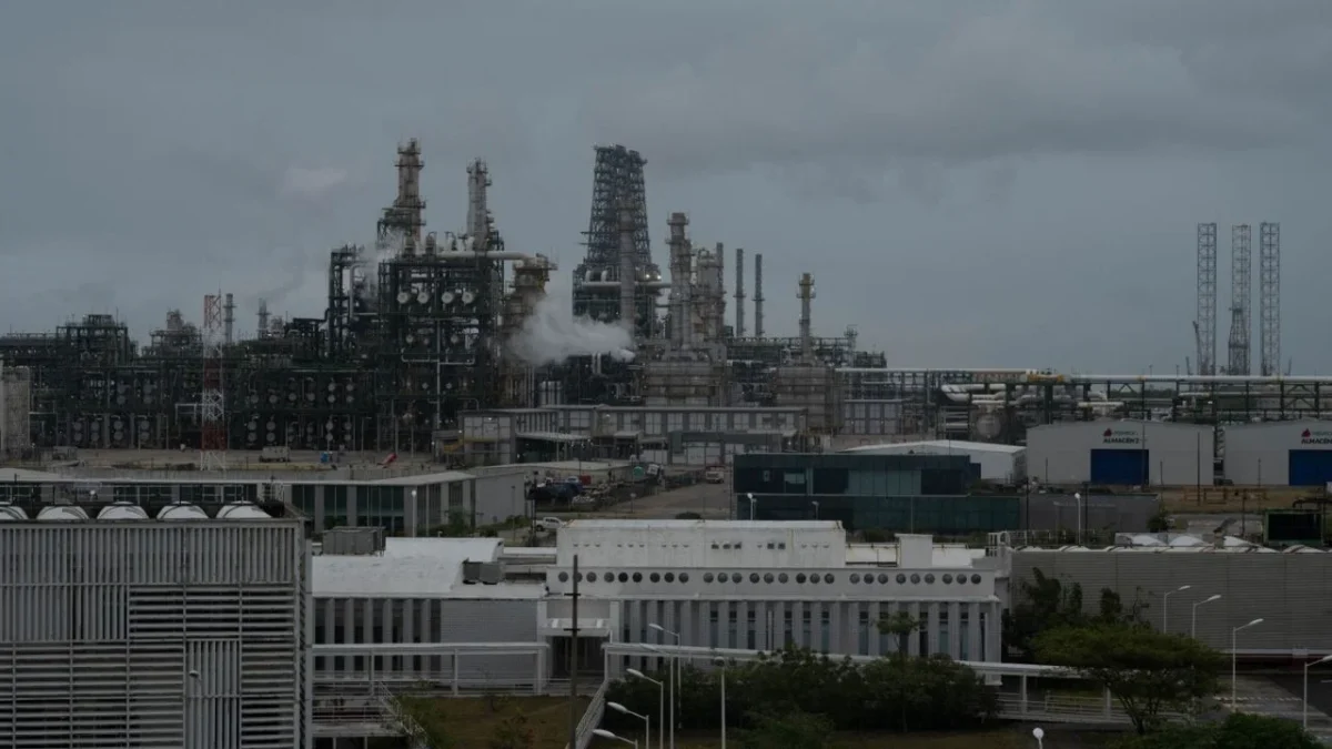 Pemex informó que la Refinería Olmeca opera de manera normal y que no se ha presentado ninguna contingencia en sus instalaciones.