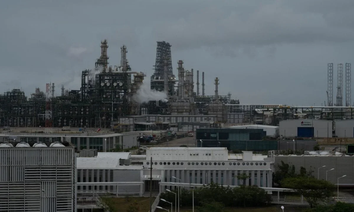 Pemex informó que la Refinería Olmeca opera de manera normal y que no se ha presentado ninguna contingencia en sus instalaciones.