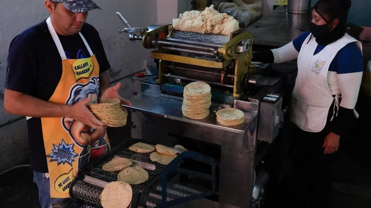 El Consejo Nacional de la Tortilla anunció que estiman incrementar en el sector de 2 a 4 pesos el kilo de tortilla.