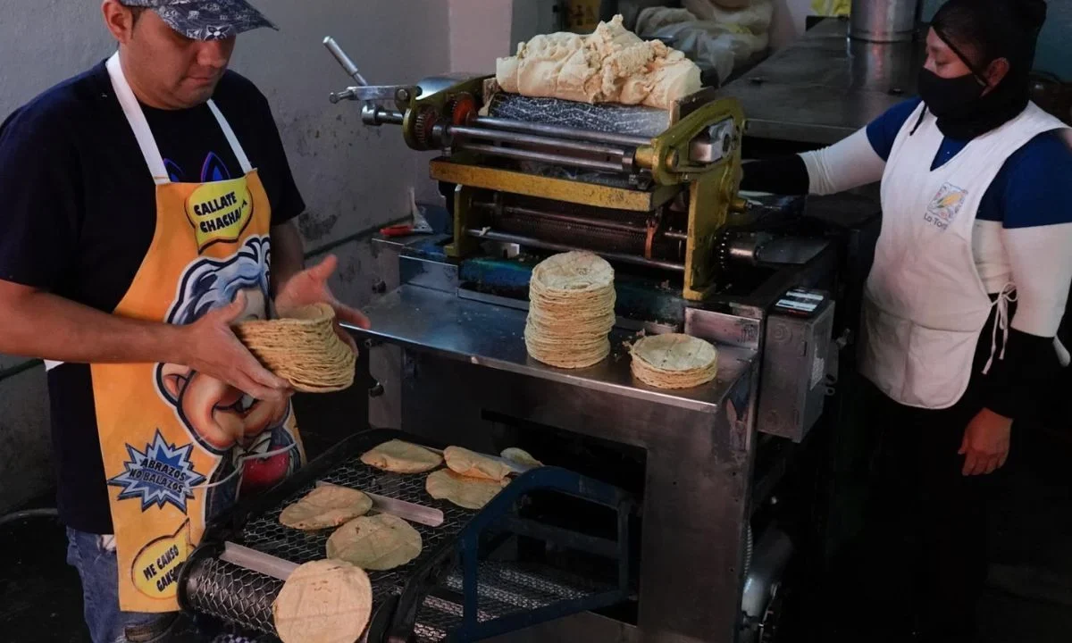 El Consejo Nacional de la Tortilla anunció que estiman incrementar en el sector de 2 a 4 pesos el kilo de tortilla.