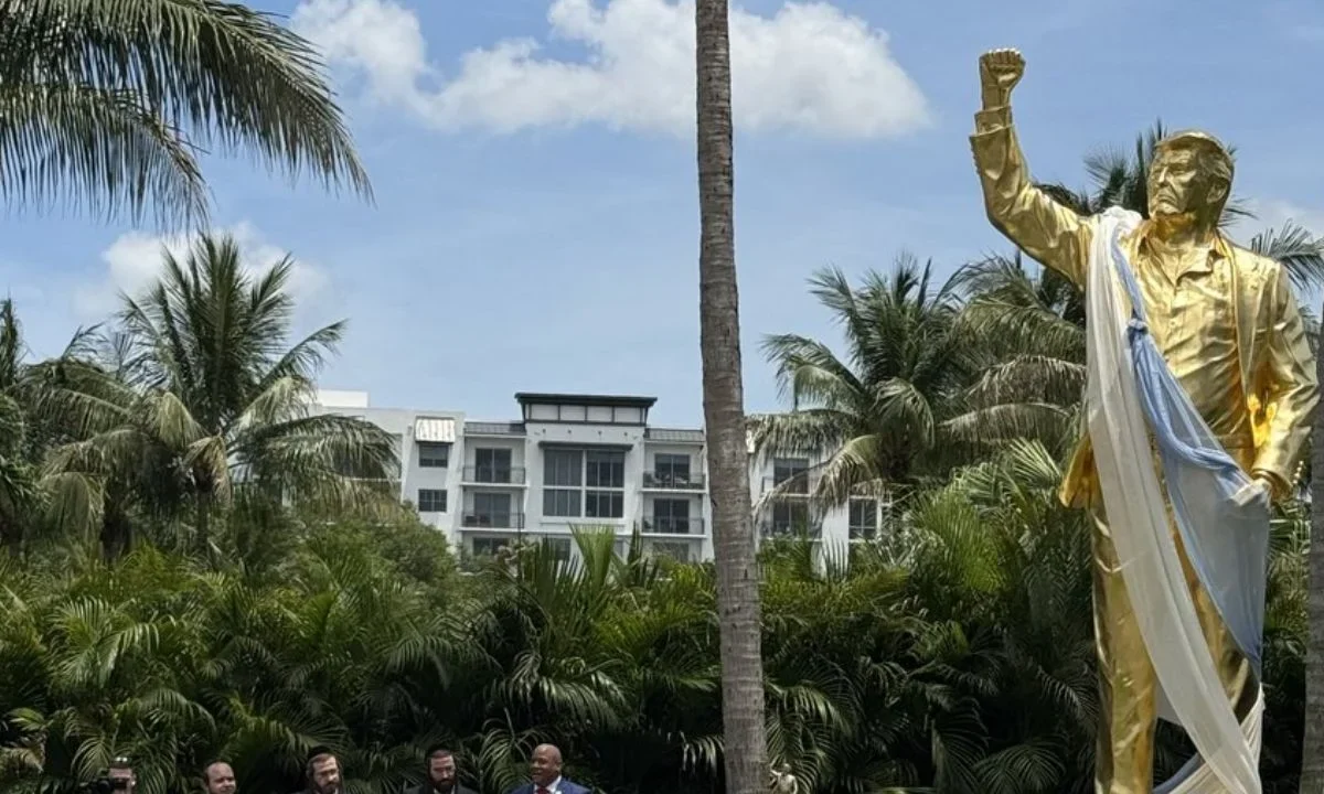 Inauguran estatua dorada de Donald Trump en Florida