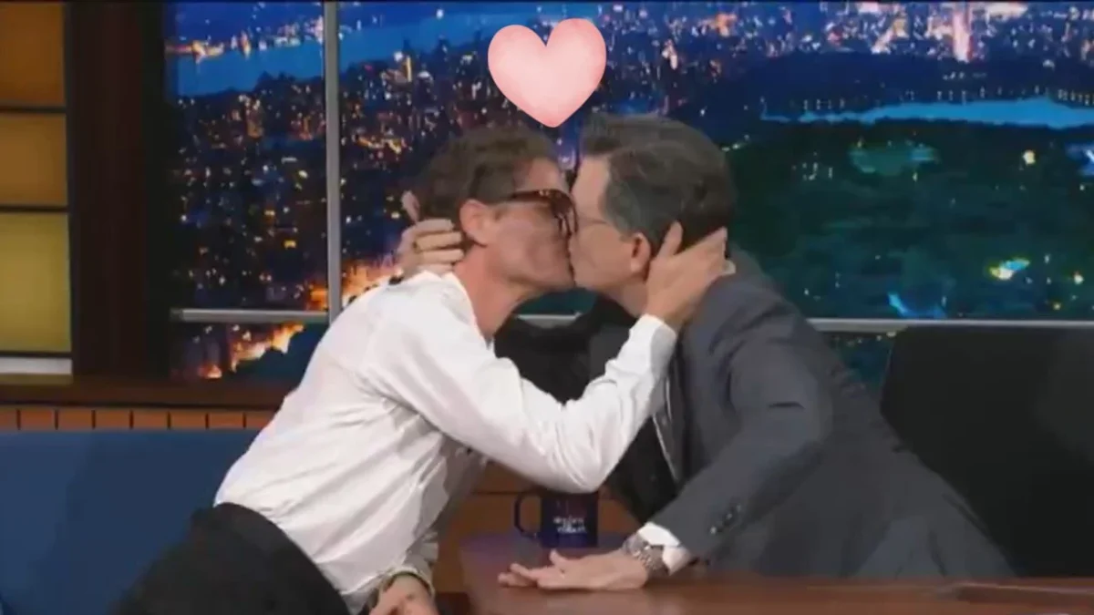 Pedro Pascal besa a Stephen Colbert ¡En plena transmisión en vivo!