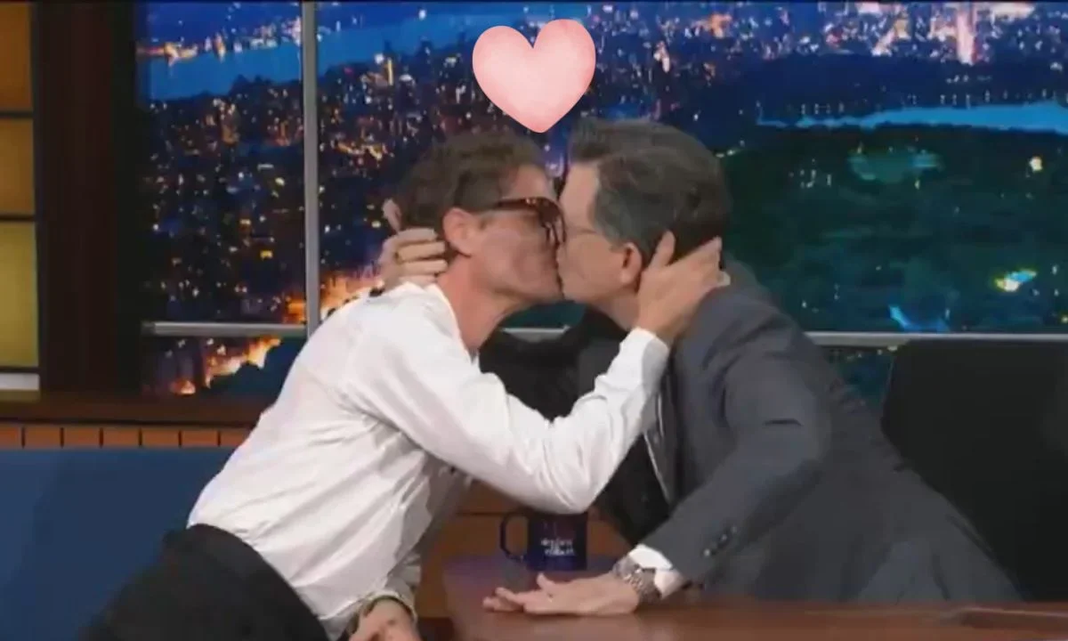 Pedro Pascal besa a Stephen Colbert ¡En plena transmisión en vivo!