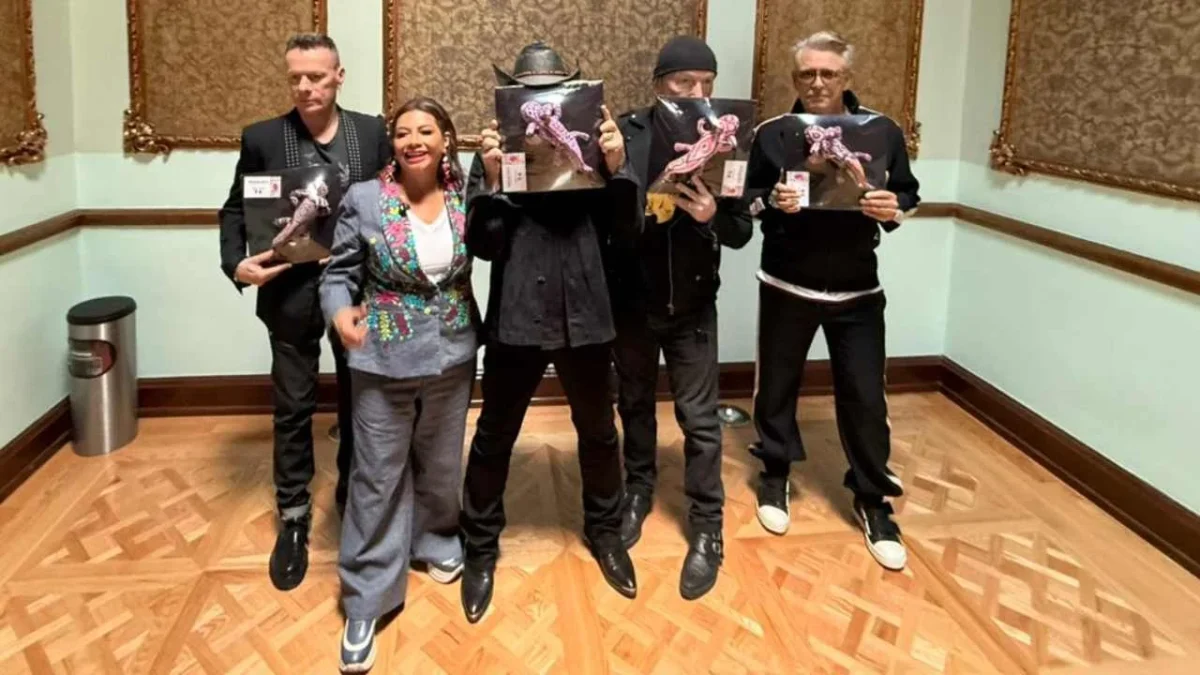 Clara Brugada recibe a U2 con un ajolote en la CDMX.