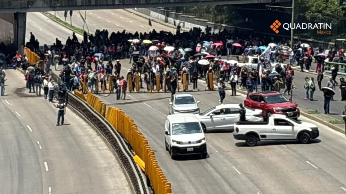 Miembros de la CNTE Implementan un bloqueo en ambos sentidos de Circuito Interior, a la altura de Paseo de la Reforma.