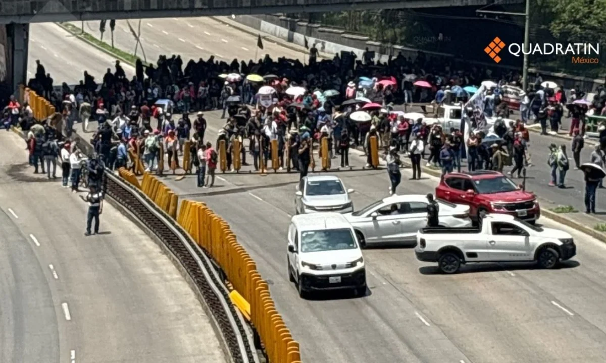 Miembros de la CNTE Implementan un bloqueo en ambos sentidos de Circuito Interior, a la altura de Paseo de la Reforma.