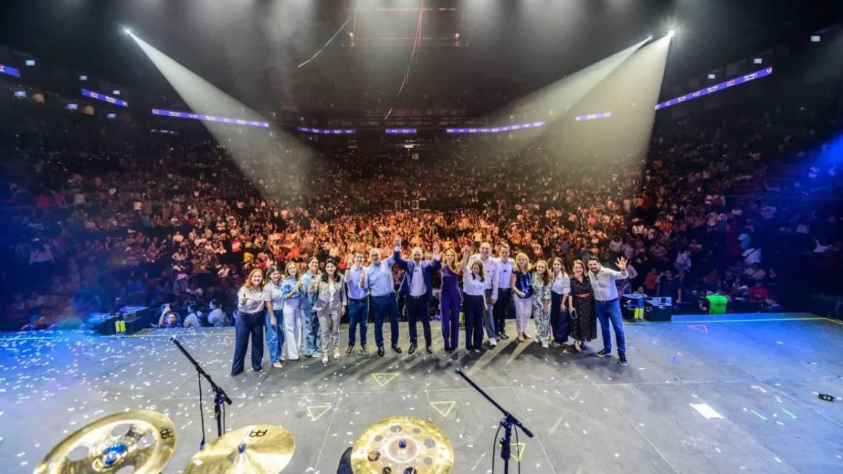 El DIF Monterrey festejó a las madres regiomontanas con 'Felicidades mamá', un evento con espectáculos musicales y una rifa.
