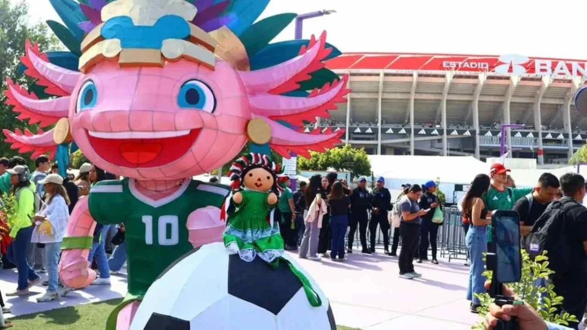 Gobierno de la CDMX desmienten retiro de escultura ajolote en inmediaciones del Estadio Azteca.