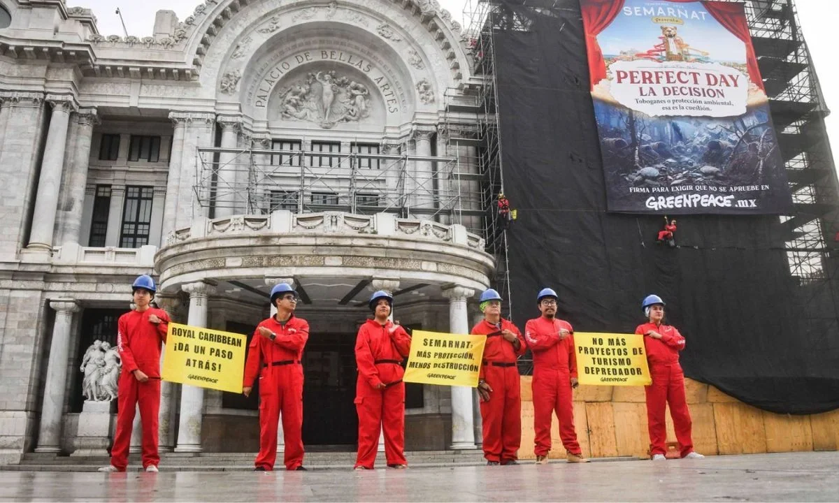 Ambientalistas de Greenpeace protestaron en Bellas Artes para exigir a la Semarnat que frene autorización del proyecto Perfect Day México.