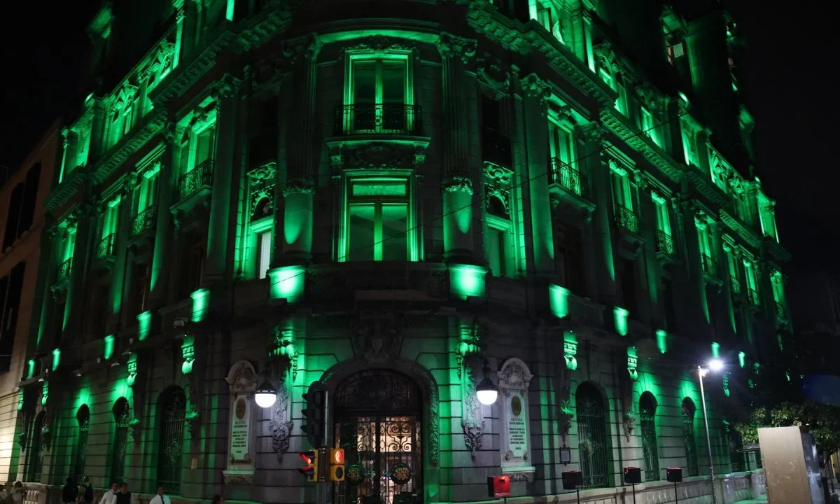 El Gobierno CDMX concretó la iluminación de 57 km del Centro Histórico, con la instalación de 6 mil 774 luminarias en el primer cuadro.