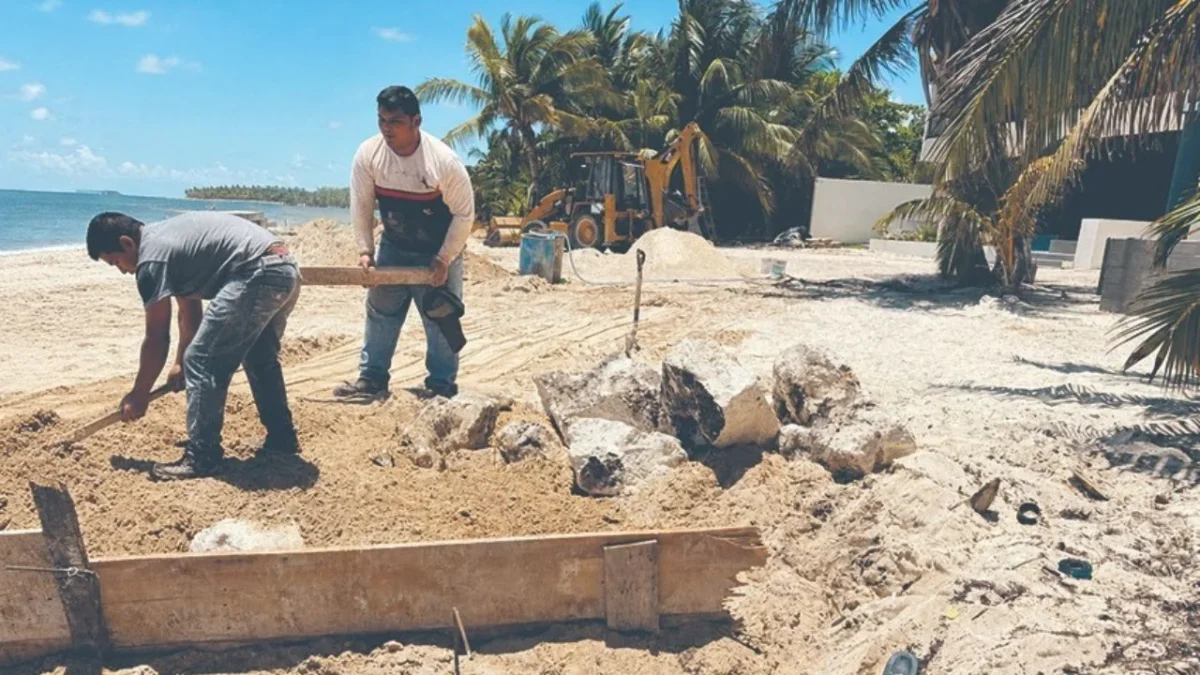 Habitantes de Mahahual, en Quintana Roo, denunciaron presuntos daños ambientales en un predio ubicado frente al mar.