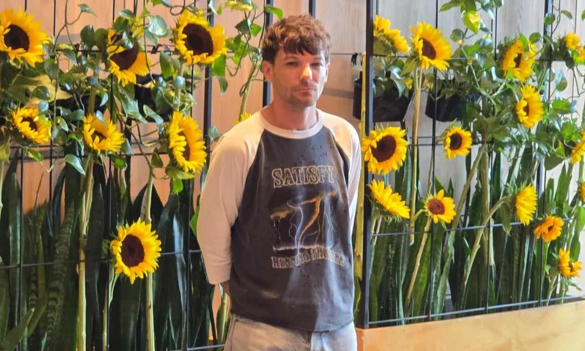 A horas de subirse al escenario del Tecate Emblema, Louis Tomlinson dijo que México ha sido un lugar clave para su carrera.