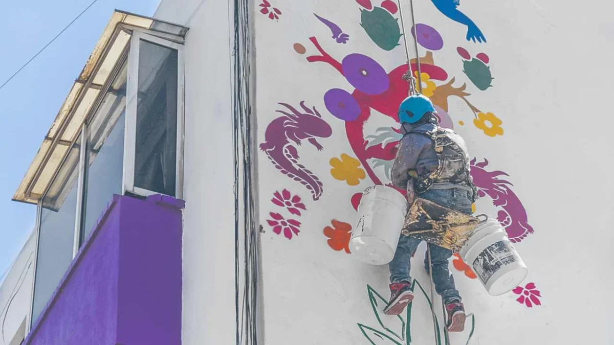 Ajolotización. A marchas forzadas, trabajadores de Obras y Servicios pintan el mobiliario urbano para tener todo listo antes de la Copa Mundial.