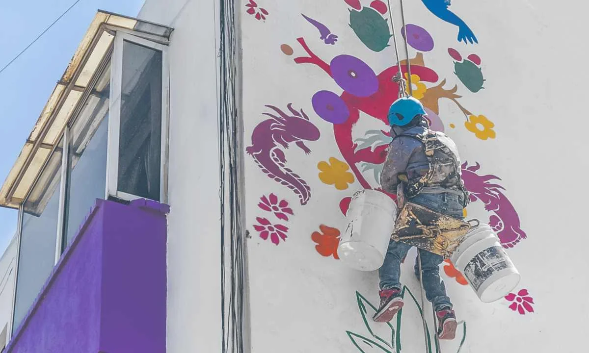 Ajolotización. A marchas forzadas, trabajadores de Obras y Servicios pintan el mobiliario urbano para tener todo listo antes de la Copa Mundial.