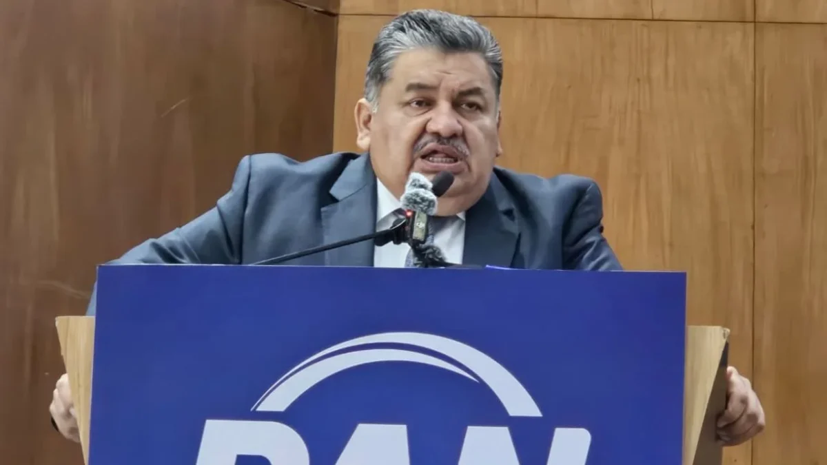 Una semana después de su renuncia al PRI, la dirigencia del PAN en la Ciudad de México dio la bienvenida al exdiputado local, Ernesto Alarcón.