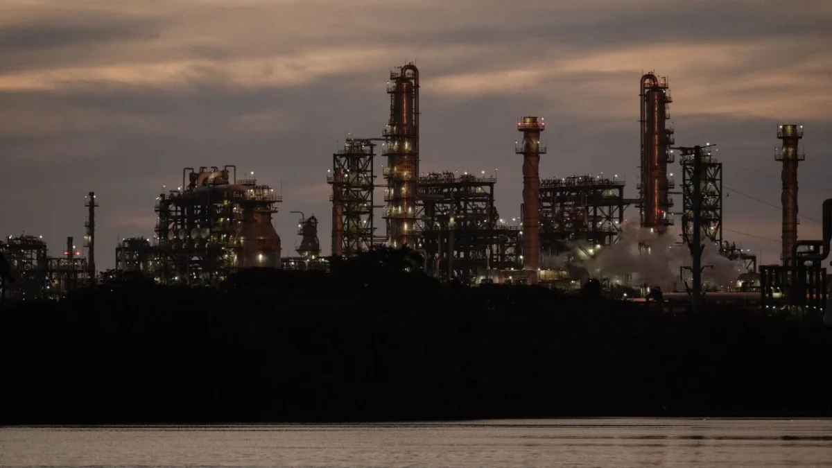 Pemex aseguró que la flama registrada en la Refinería Olmeca, en Dos Bocas, Tabasco, fue controlada de inmediato y ocurrió durante trabajos de mantenimiento programado