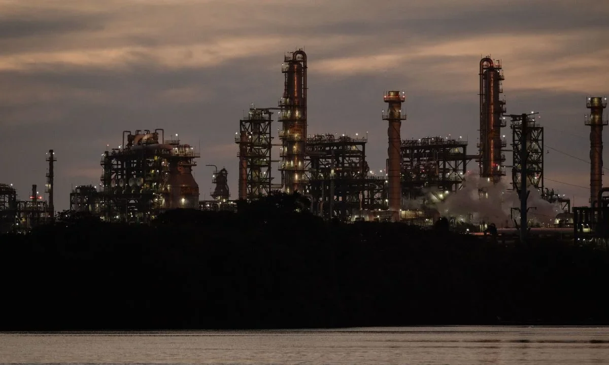 Pemex aseguró que la flama registrada en la Refinería Olmeca, en Dos Bocas, Tabasco, fue controlada de inmediato y ocurrió durante trabajos de mantenimiento programado