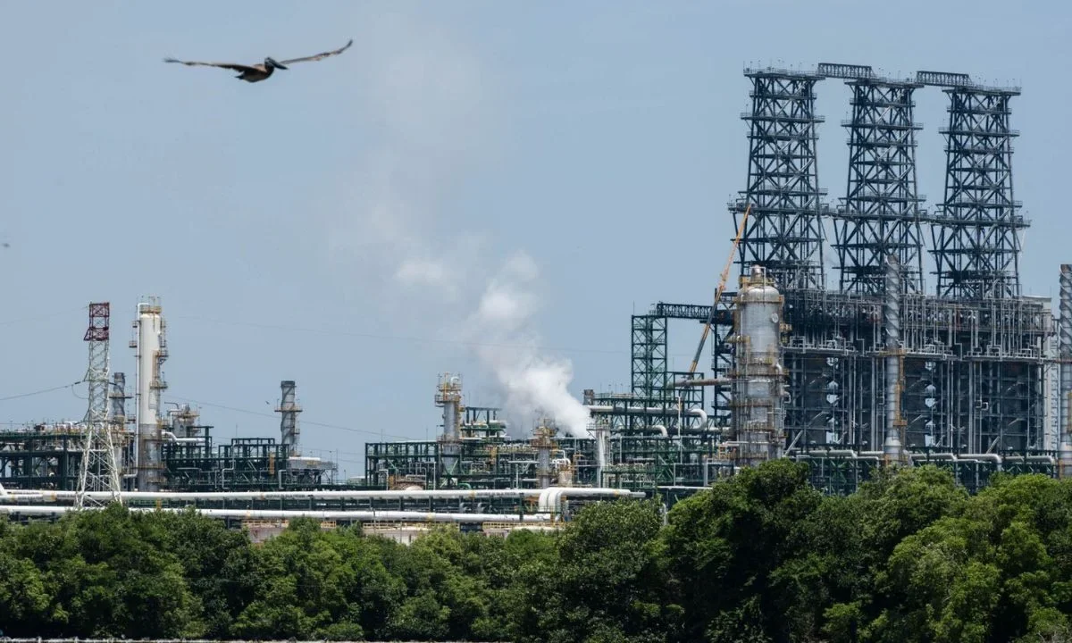 Pemex informó este jueves que se registró una emanación de vapor en un tanque de almacenamiento de la Refinería Olmeca.