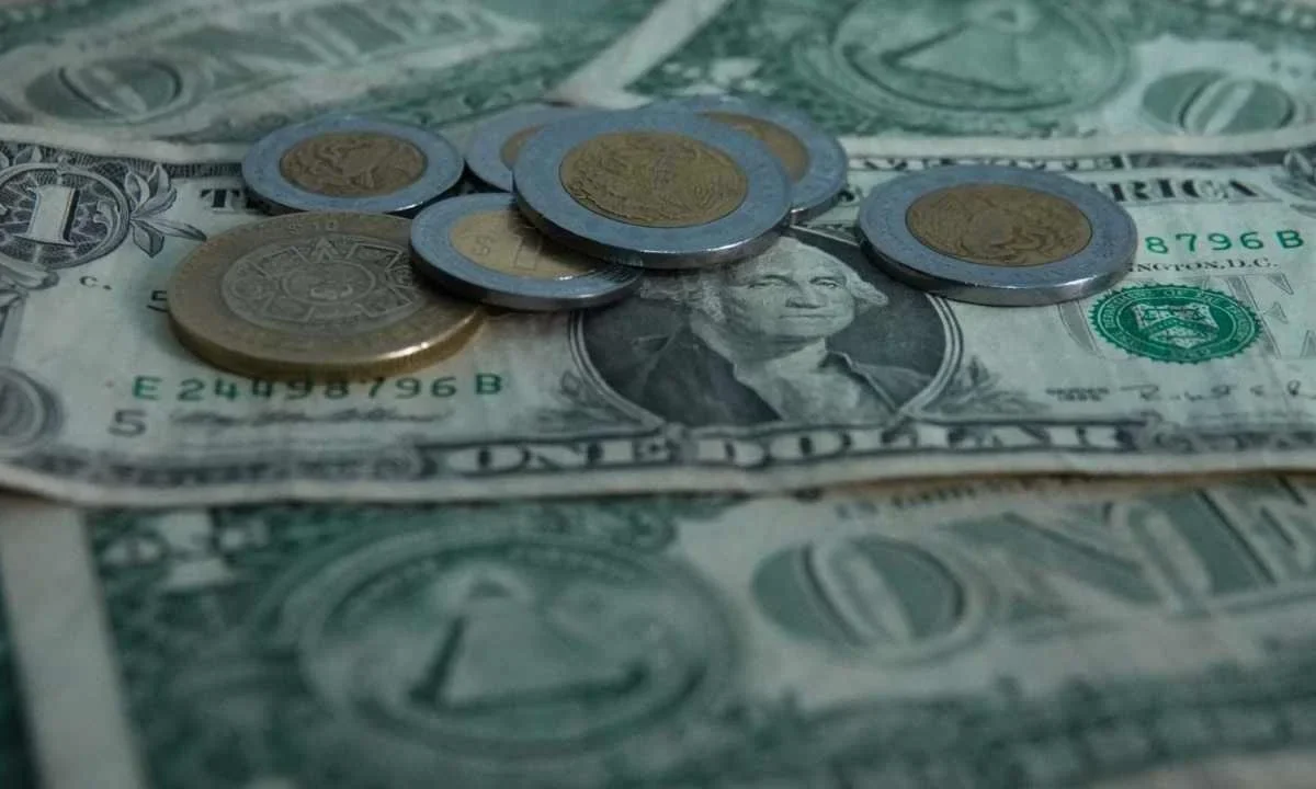 El Peso mexicano cerca de los $17 por dólar.