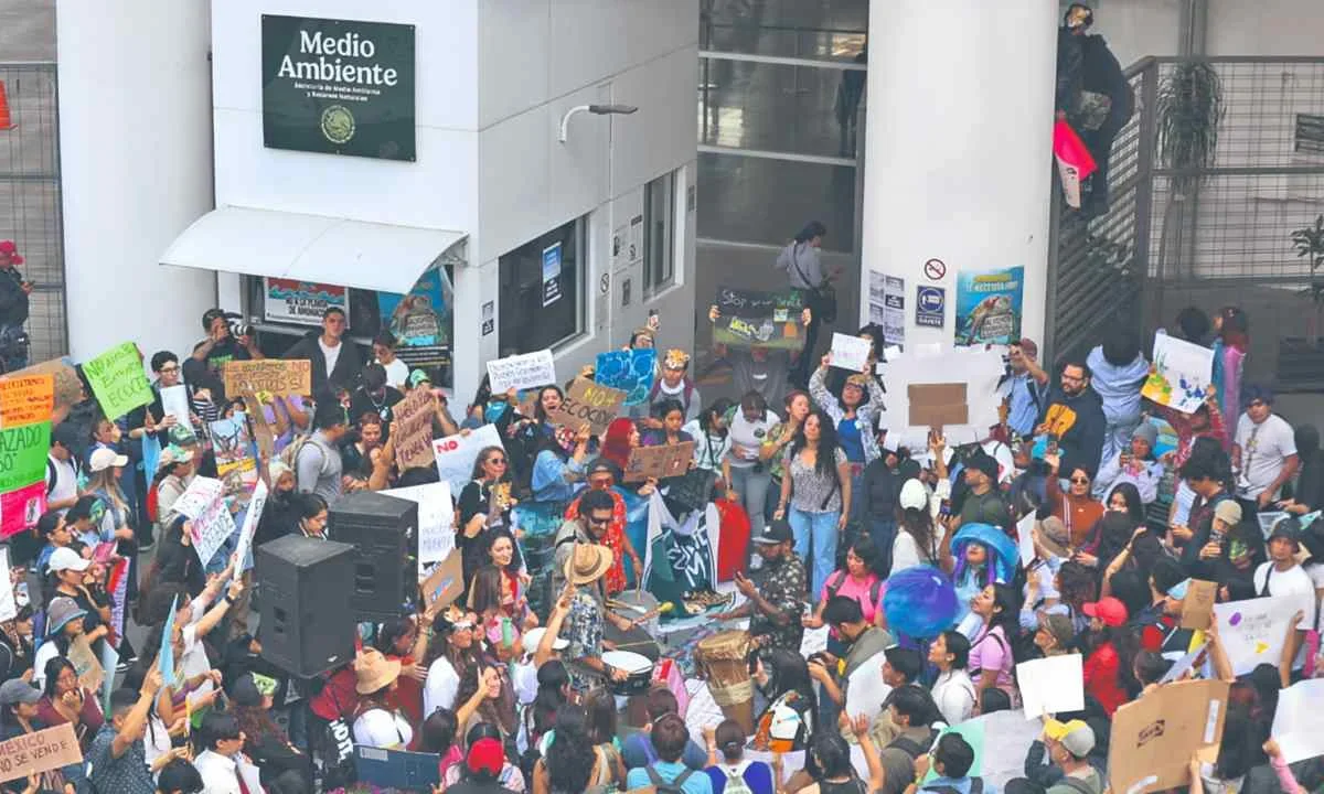 Tránsito pesado. La movilización ocasionó caos vial durante horas en la zona poniente de la Ciudad de México.