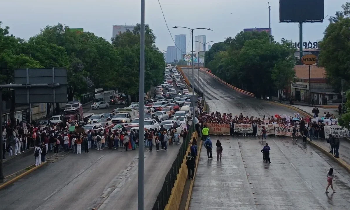 Alrededor de las 15:00 horas, estudiantes del IPN bloquearon carriles centrales del Circuito Interior a la altura del Casco de Santo Tomás. 