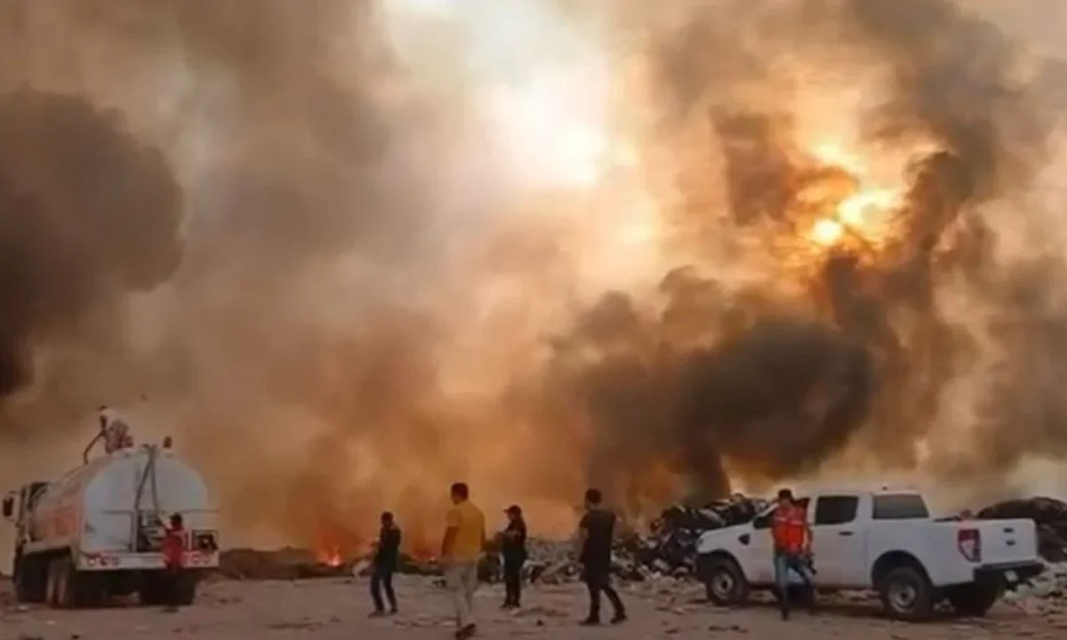 Continúan labores para sofocar incendio en basurero de Mazatlán
