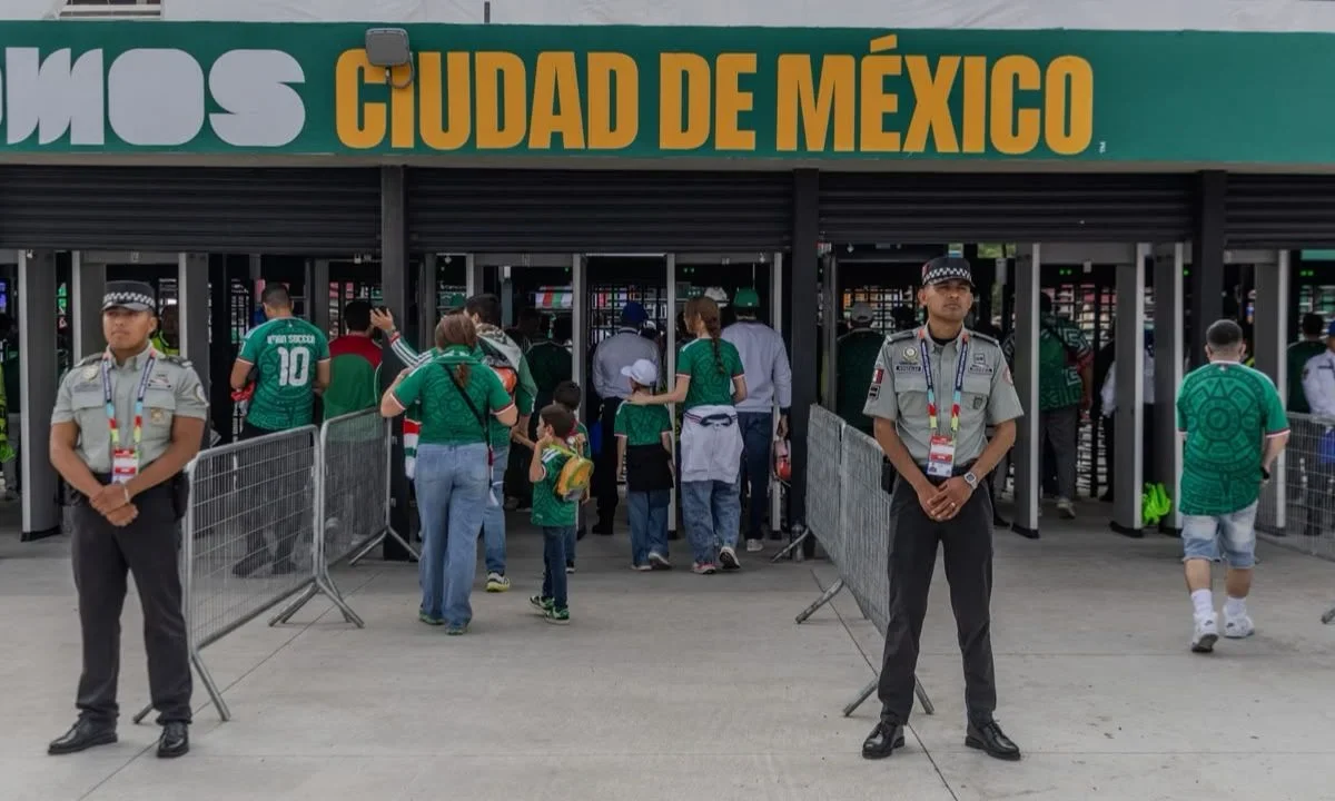 El aficionado que se desvaneció por un posible infarto en el Estadio Ciudad de México fue trasladado al Instituto Nacional de Cardiología.