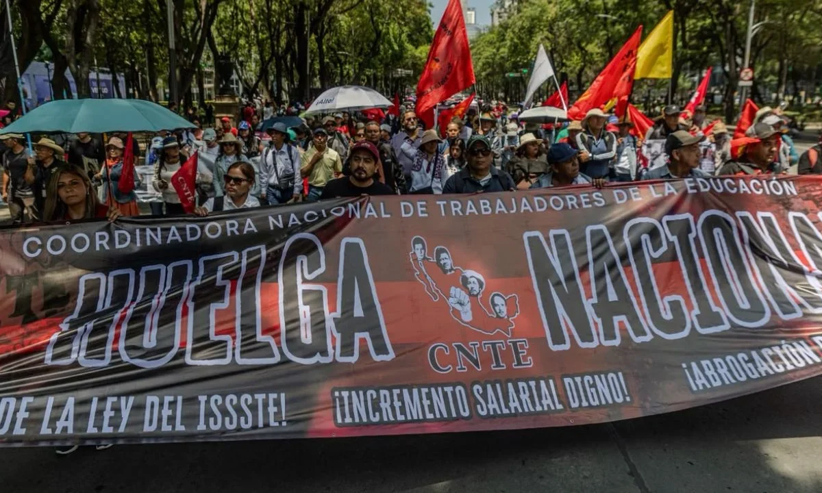 Integrantes de la CNTE ofrecieron su apoyo a los dueños de palcos del Estadio Ciudad de México (antes Azteca), para respaldar sus protestas.