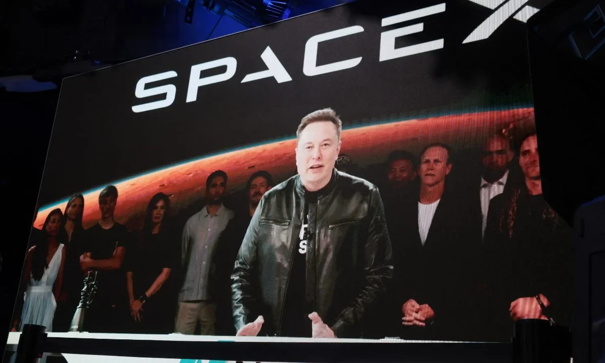 Las acciones de SpaceX, empresa de Elon Musk, se dispararon casi 20% en su primer día de cotización; es el primer billonario del mundo.