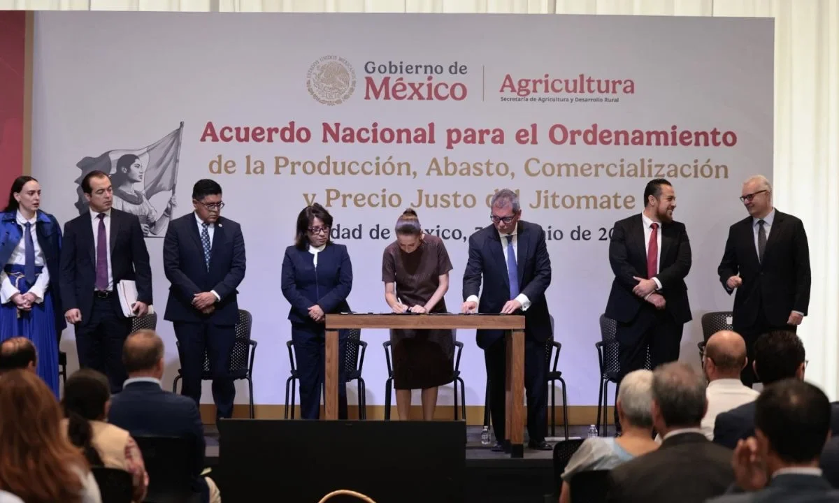 El Gobierno de México y representantes del sector privado firmaron el Acuerdo Nacional para el Ordenamiento de la Producción, Abasto, Comercialización y Precio Justo del Jitomate.