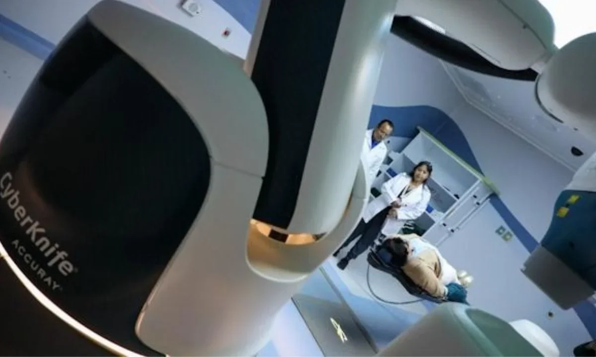 Luego de ser diagnosticada con un melanoma de coroides, una mujer de 54 años quedó intervenida en el IMSS y logró conservar su ojo.