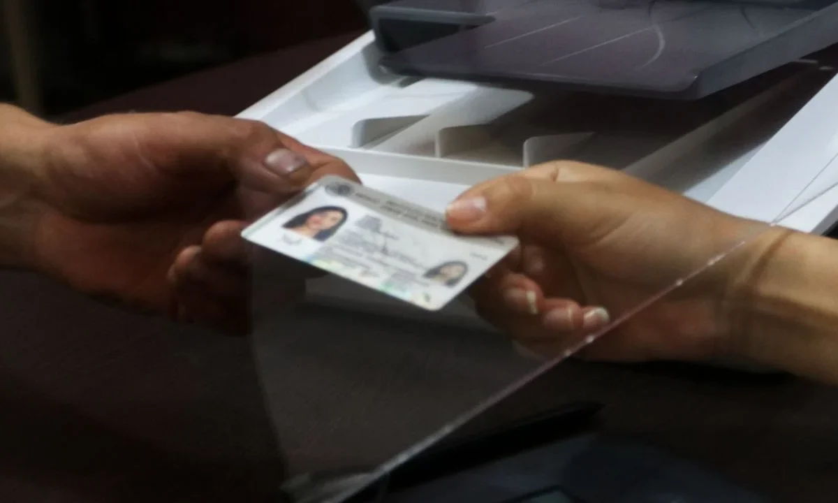 El INE presentó el nuevo modelo de credencial de elector, con 25 medidas de seguridad y un costo de 13 pesos por cada mica.