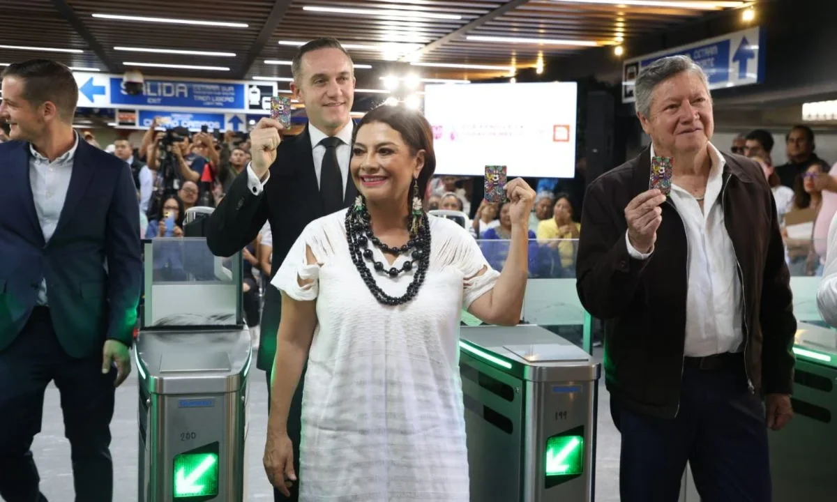 Presentan trabajos de remodelación en cuatro estaciones de la Línea 2 del Metro CDMX; funcionarios ofrecieron disculpas por retrasos.