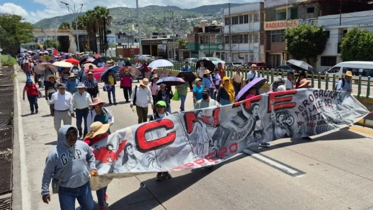 Más de 2 mil maestros de la Coordinadora Estatal de Trabajadores de la Educación de Guerrero (CETEG) marcharon este lunes.