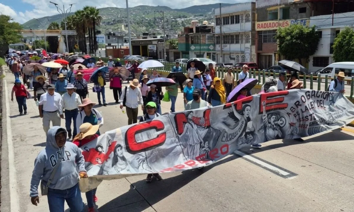Más de 2 mil maestros de la Coordinadora Estatal de Trabajadores de la Educación de Guerrero (CETEG) marcharon este lunes.