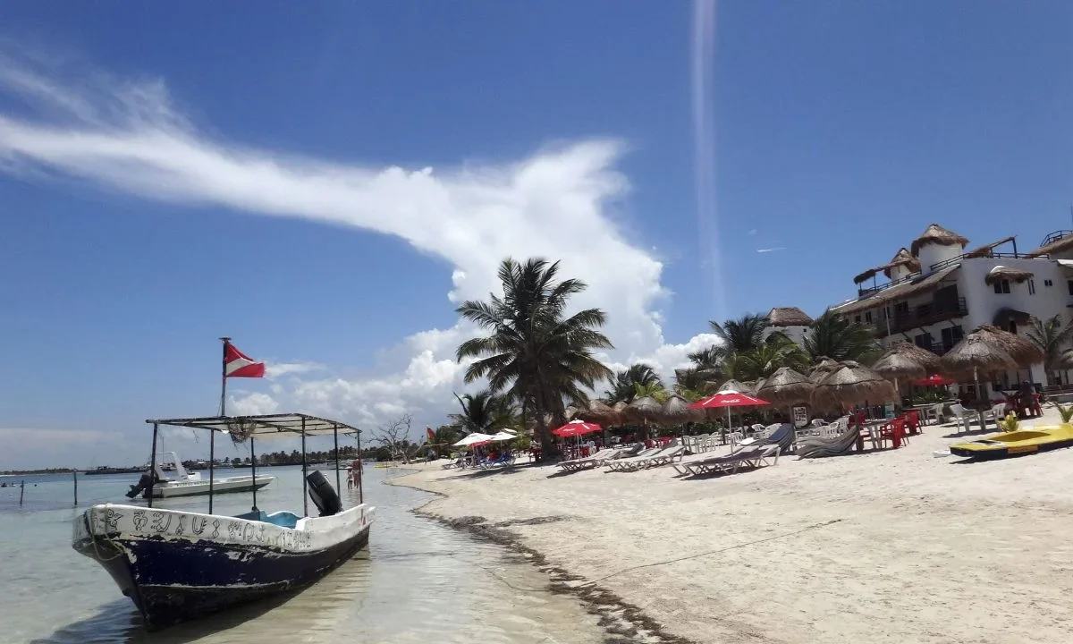 La Semarnat anunció la preparación de un decreto para resguardar Mahahual, Quintana Roo, con el objetivo de fortalecer el ecoturismo comunitario