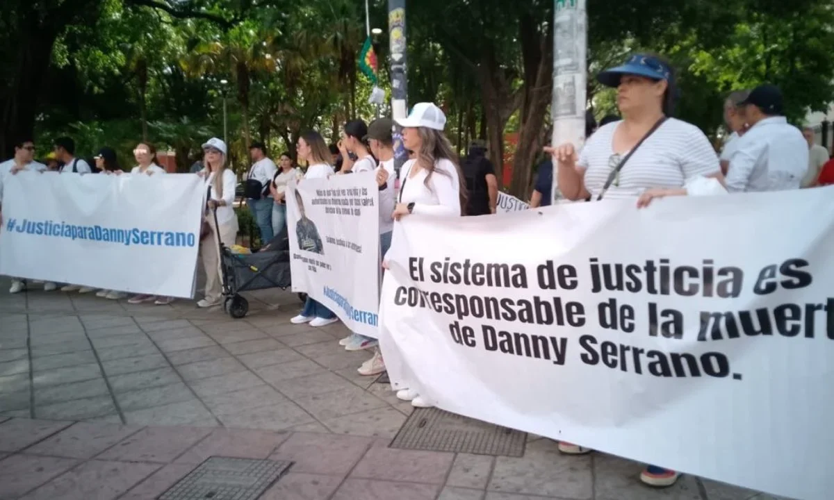 Familiares y amigos de Daniel Serrano Hernández realizaron la mañana de este lunes una marcha pacífica en Culiacán para exigir justicia.